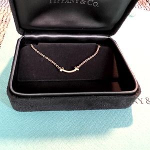 BNWOT rose gold T bar “smile” bracelet